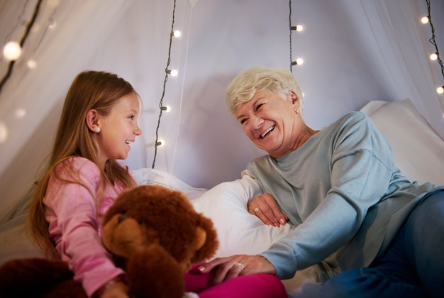 Nonna e nipote che godono in camera da letto