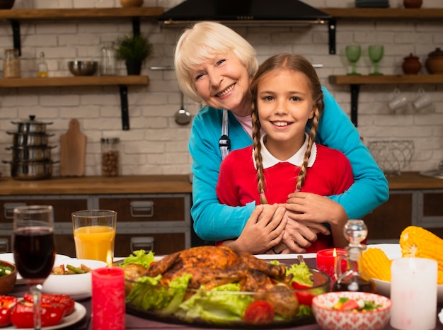 Nonna e nipote che si abbracciano vista frontale