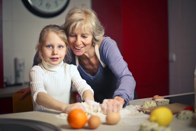 Nonna e nipote in cucina
