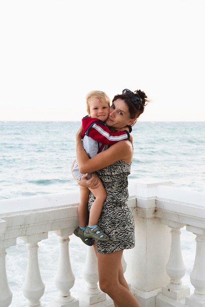 Nonna e nipote in riva al mare