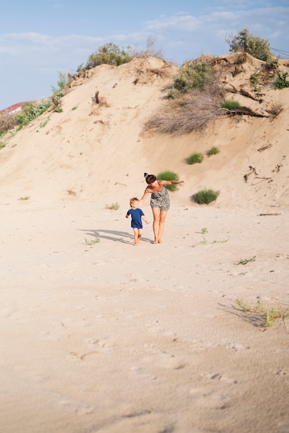 Nonna e nipote in spiaggia