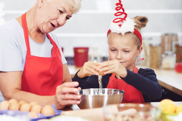 Nonna e nipote preparano uno spuntino in cucina