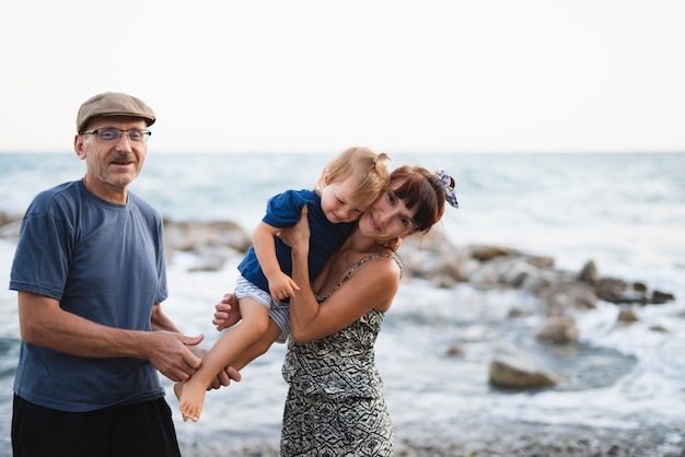 Nonna e nonno con nipote