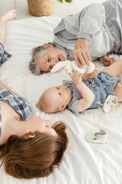 Nonna felice di trascorrere del tempo con la famiglia