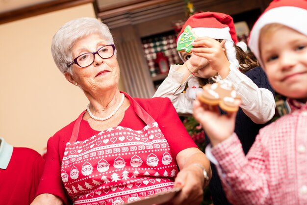 nonna orgogliosa accanto ai suoi nipoti