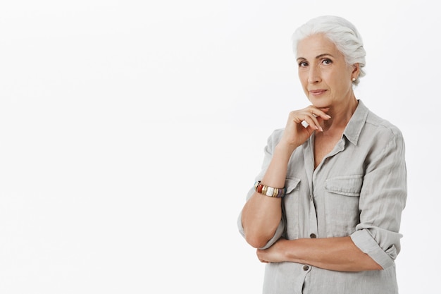 Nonna premurosa che sembra soddisfatta, sfondo bianco