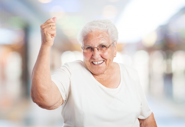 Nonna sorridente con rilanci prima