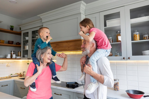 Nonni e bambini a tiro medio