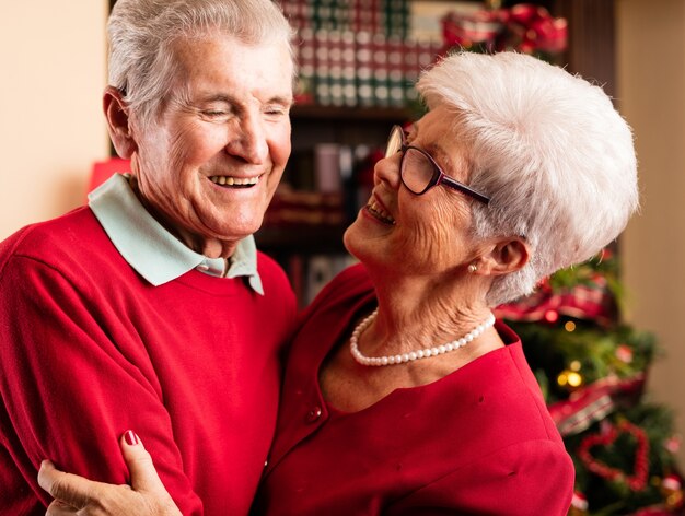 Nonni felici che abbracciano