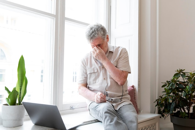 Nonno che impara a usare il dispositivo digitale