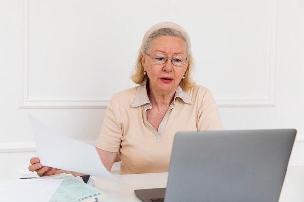 Nonno che impara a usare il dispositivo digitale