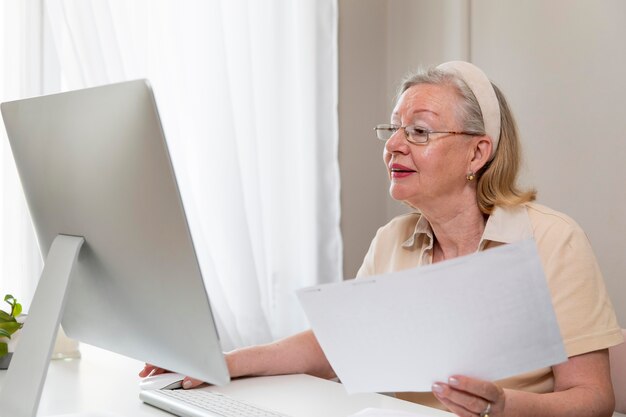 Nonno che impara a usare il dispositivo digitale