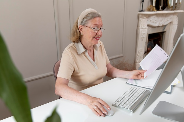 Nonno che impara a usare il dispositivo digitale