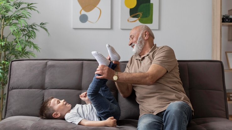 Foto gratuito nonno del colpo medio che gioca con il ragazzo