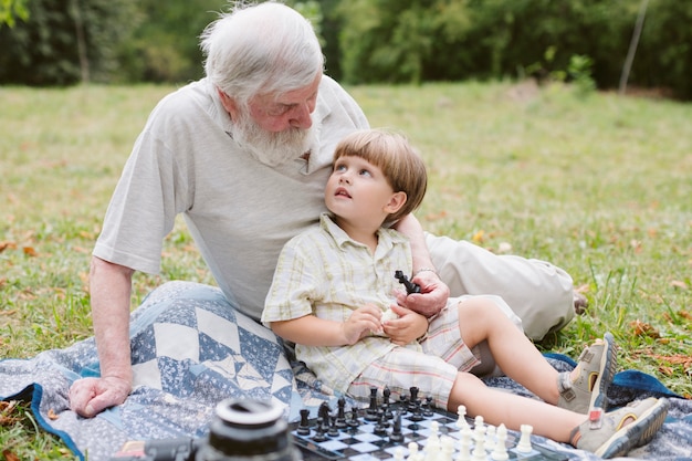 Nonno e nipote si guardano