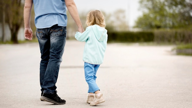 Nonno e nipoti nel parco