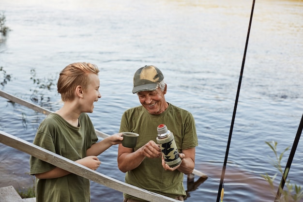 Nonno e ragazzo che pescano insieme