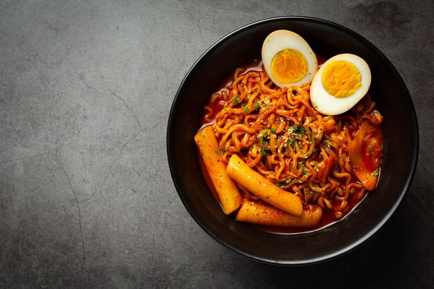 Noodle istantanei coreani e tteokbokki in salsa piccante coreana, cibo antico