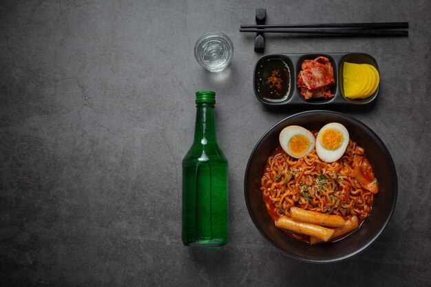 Noodle istantanei coreani e tteokbokki in salsa piccante coreana, cibo antico