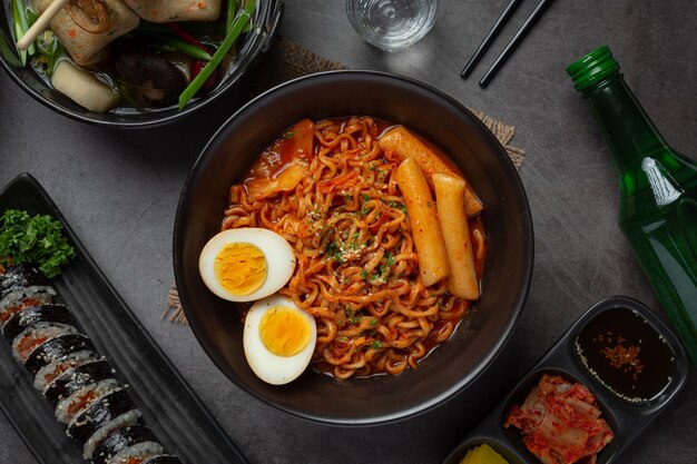 Noodle istantanei coreani e tteokbokki in salsa piccante coreana, cibo antico