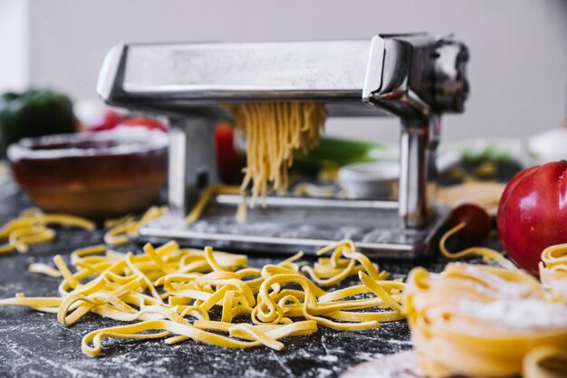 Noodles piacevoli vicino alla macchina per pasta