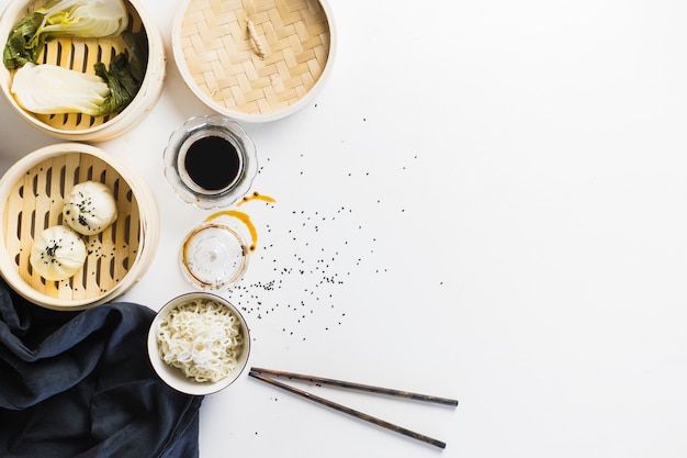 Noodles vicino a baozi e salsa di soia