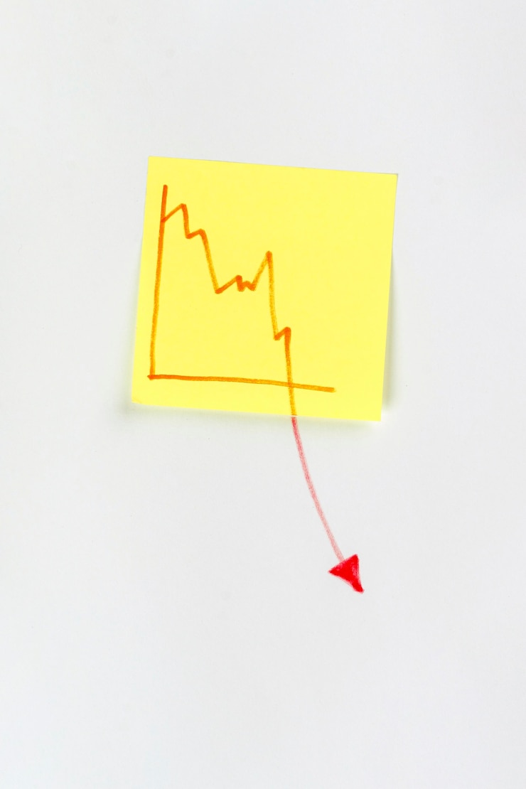 Foto gratuito nota con grafico economico in calo