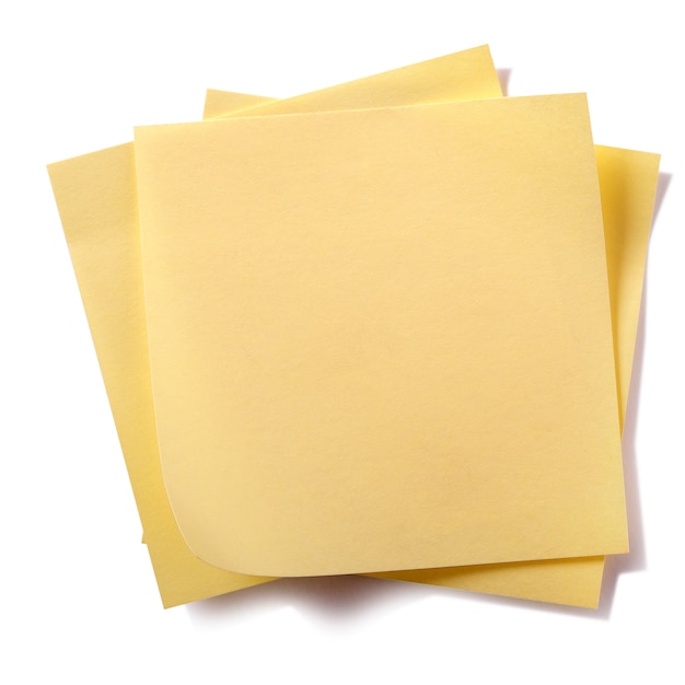 Note disordinate della posta appiccicose gialle della pila isolate su bianco