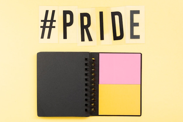 Note post-it del giorno dell'orgoglio felice del mondo