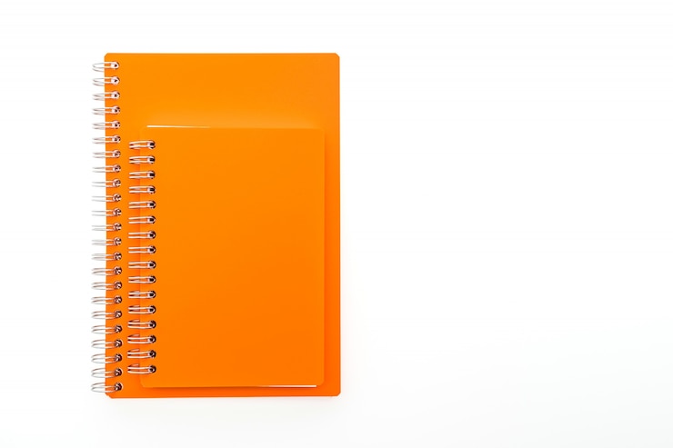 Foto gratuito notebook arancione