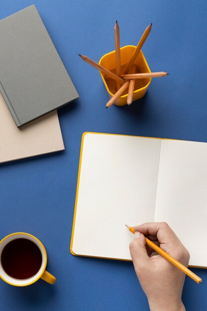 Notebook con lista delle cose da fare sulla scrivania con una tazza di caffè accanto