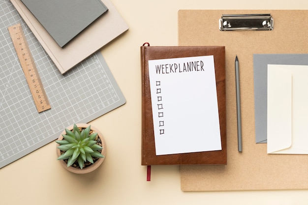 Notebook con lista delle cose da fare sulla scrivania