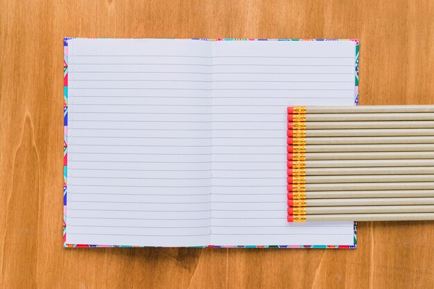 Notebook con matite