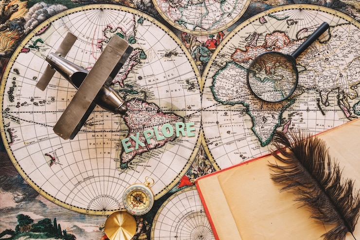 Foto gratuito notebook e piume vicino a cose turistiche