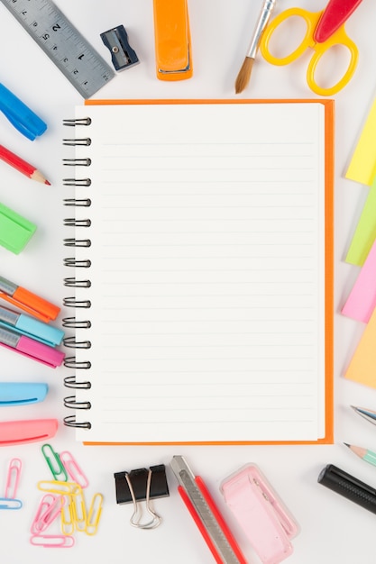 Notebook e strumenti di scuola o ufficio su sfondo bianco