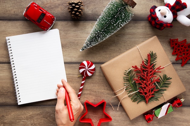 Notebook mock-up con decorazioni natalizie