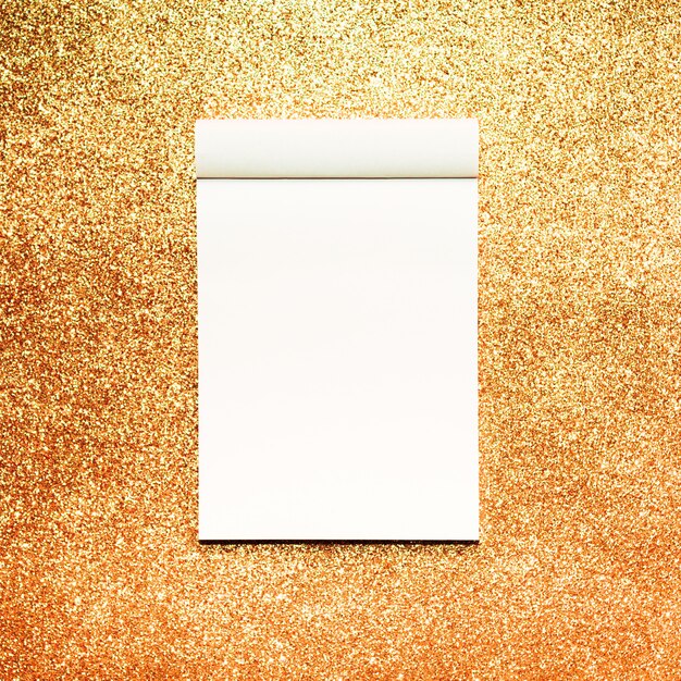 Notebook Mockup con sfondo glitter oro