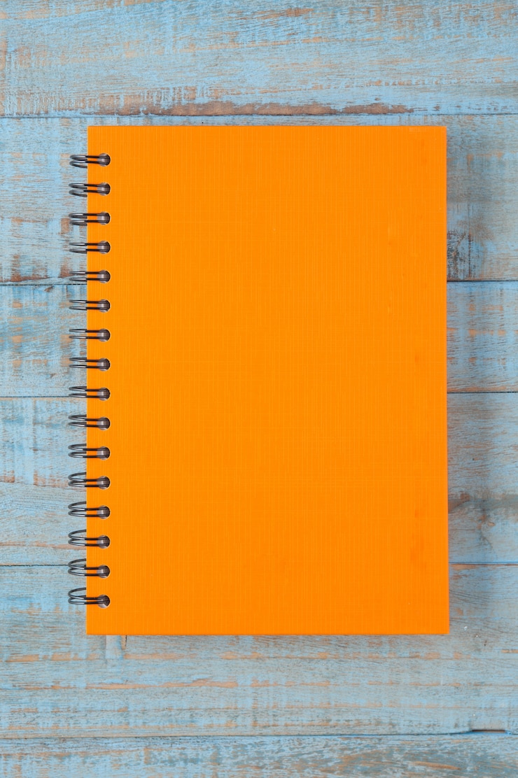 Foto gratuito notebook sulla tavola di legno blu