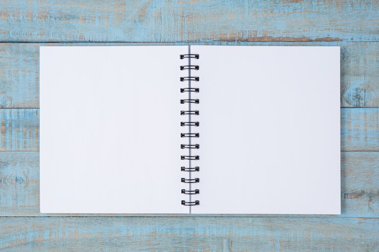 Foto gratuito notebook sulla tavola di legno blu