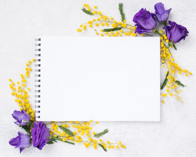 Notebook vista dall'alto e fiori di primavera