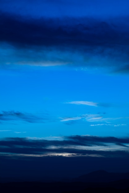 Notte stellata con nuvole nei toni del blu