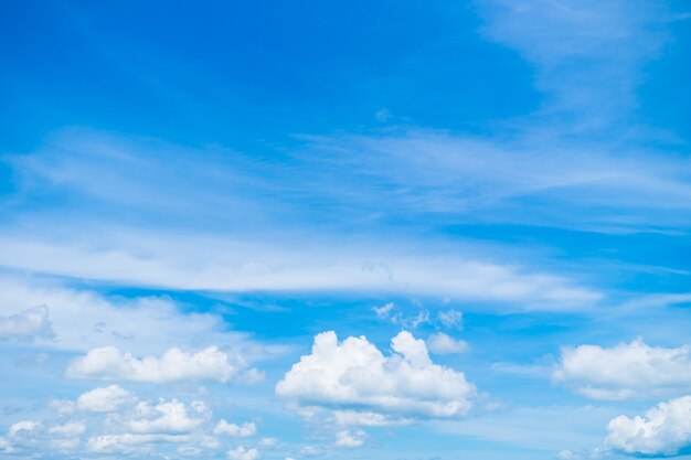 Nube bianca sul cielo blu