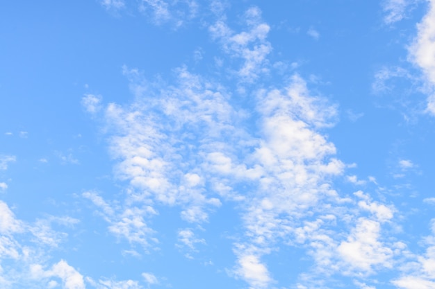 Nube sullo sfondo del cielo blu