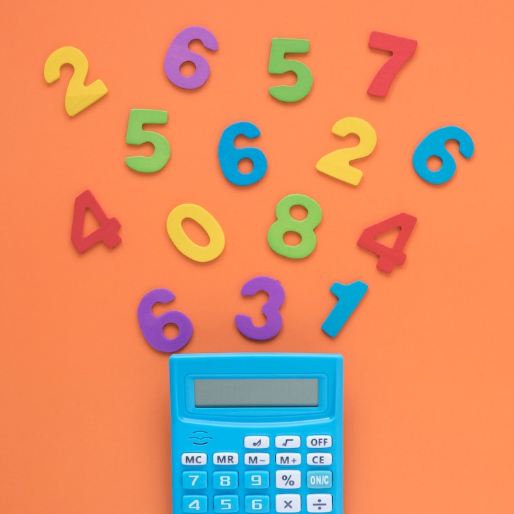 Foto gratuito numeri matematici colorati con il primo piano calcolatrice