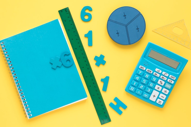 Foto gratuito numeri matematici colorati con notebook e calcolatrice