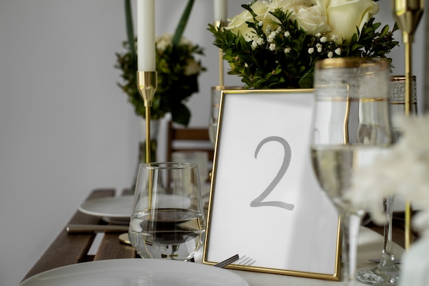 Numero del tavolo di nozze e disposizione dei fiori