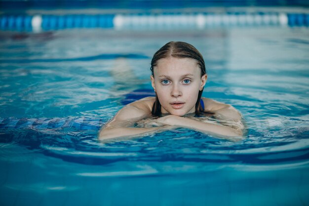 Nuotatore professionista donna in piscina