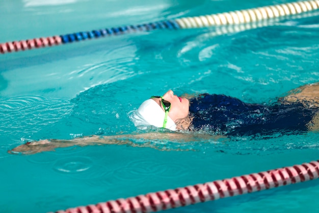 Nuoto del nuotatore della donna vicino in su