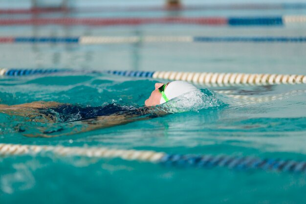 Nuoto della donna sulla fine della parte posteriore in su