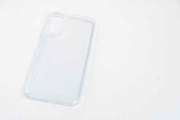 Nuova cover trasparente per cellulare su sfondo bianco isolato